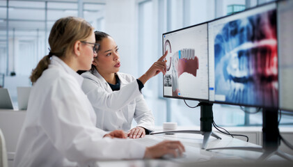Obraz premium Female Dentist Using Computer To Screen