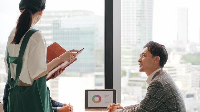 店内で接客する飲食店店員