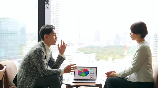 ロビーで面談するカジュアルなビジネスパーソンのグループ
