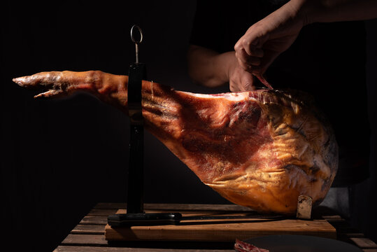 Butchering of an Iberian ham leg by a specialist