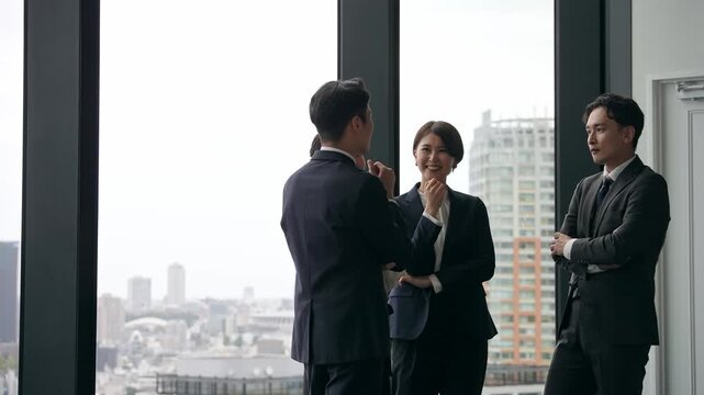 オフィスで会話するビジネスパーソンのグループ
