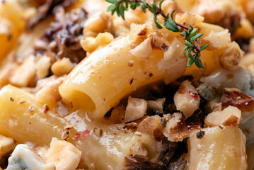 Tortiglioni con radicchio, gorgonzola e noci, Pasta Italiana 