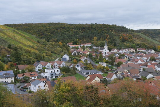 Blick auf das Weindorf Ramsthal und seine Weinberge, Landkreis Bad Kissingen, Franken, Unterfranken, Bayern, Deutschland