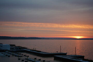 Sonnenaufgang am neuen See in der Lausitz