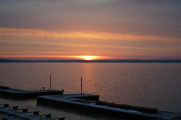 Sonnenaufgang am neuen See in der Lausitz