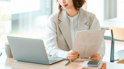 ノートパソコンで資料を確認するビジネスウーマン, Businesswoman Checking...