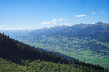 Obraz premium Panoramic Valley View from Kitzsteinhorn in the Austrian Alps