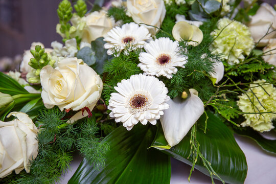 Boeket met bloemen, witte rozen en gerbera's als rouwboeket