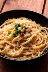 Spaghettoni con aglio, olio, peperoncino e pecorino romano, Pasta Italiana 
