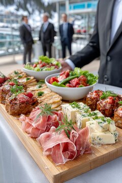  Bandeja de embutidos, quesos y verduras servida para evento o catering en ambiente moderno.

