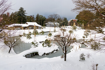 雪に覆われた金沢城公園の日本庭園