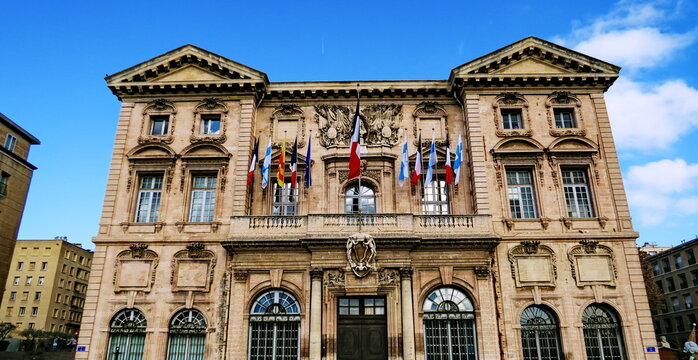 H&ocirc;tel de ville de Marseille.  Mairie de Marseille.  Immeuble du XVIIe si&egrave;cle pavois&eacute; de drapeaux tricolores. Quai du port,  2e arrondissement de Marseille, France.