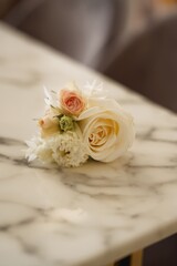 Obraz premium Small flower bouquet sits on a marble table in a bright setting during a daytime event in a modern space