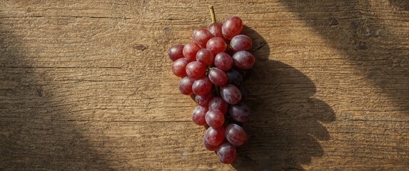 Obraz premium Old Wooden Background with Red Grapes