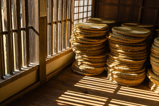 日本　岡山県備前市閑谷にある旧閑谷学校の閑谷学校講堂の習芸斎にあるい草の円座