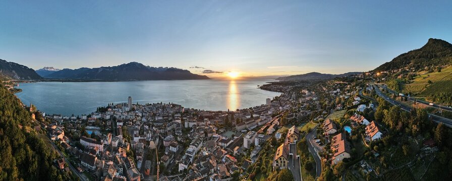 Ville de Montreux au bord du lac L&eacute;man en fin de journ&eacute;e