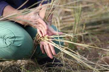 しめ縄づくりをする様子
