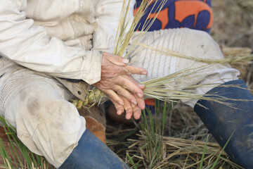 しめ縄づくりをする様子
