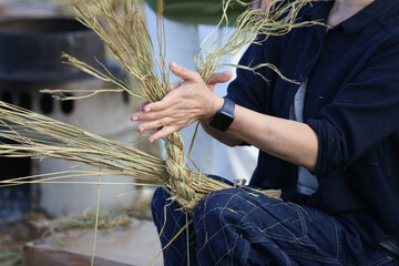 しめ縄づくりをする様子
