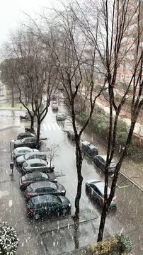 nieve y aguanieve en temporal de fr&iacute;o en ciudad time lapse 