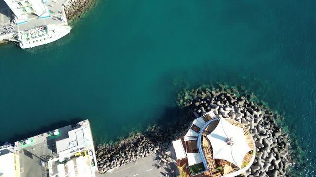 Puerto Mogan - Gran Canaria - Wyspy Kanaryjskie - Hiszpania - piękne portowe miasteczko nazwane Wenecją wysp kanaryjskich. Kolorowe domy, piekna plaża, port i g&oacute;ry nagrane dronem