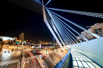 Obraz premium Cable-stayed bridge in the city at night, Jerusalem, Israel. Long exposure of the city with cars, Chords Bridge.