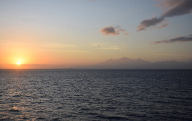 Fototapeta premium Morning atmosphere with a beautiful, clear sky from a distant mountain amidst the vast expanse of sea.