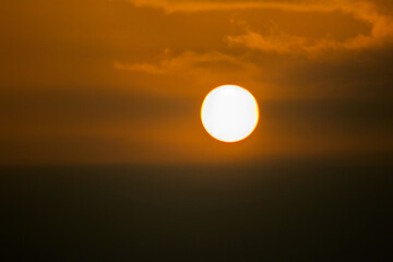 Sol Radiante en Atardecer de Primavera