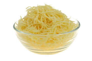 Ramequin de fromage r&acirc;p&eacute; en gros plan isol&eacute; sur fond blanc