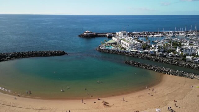 Puerto Mogan - Gran Canaria - Wyspy Kanaryjskie - Hiszpania - piękne portowe miasteczko nazwane Wenecją wysp kanaryjskich. Kolorowe domy, piekna plaża, port i g&oacute;ry nagrane dronem