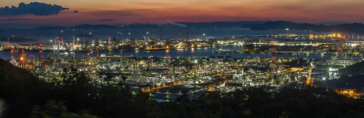 Fototapeta premium 日本 岡山県倉敷市、鷲羽山スカイラインの水島展望台からの水島コンビナートの工場夜景