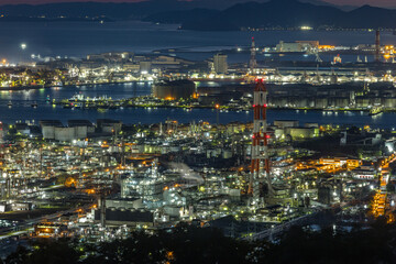 日本　岡山県倉敷市、鷲羽山スカイラインの水島展望台からの水島コンビナートの工場夜景