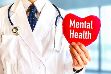 メンタルヘルスについて解説する医師