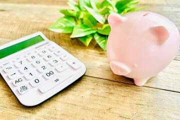 豚の貯金箱と電卓