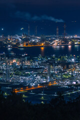 Fototapeta premium 日本 岡山県倉敷市、鷲羽山スカイラインの水島展望台からの水島コンビナートの工場夜景