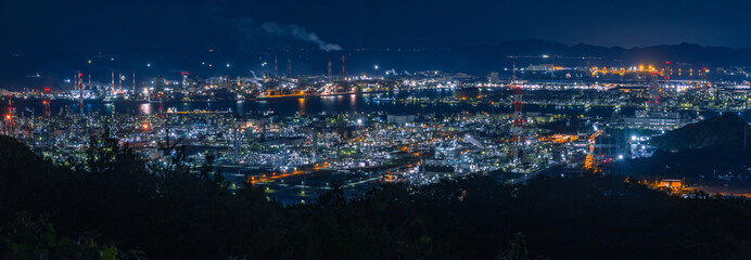 Naklejka premium 日本 岡山県倉敷市、鷲羽山スカイラインの水島展望台からの水島コンビナートの工場夜景