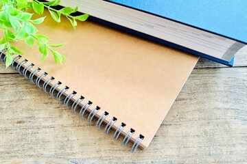 ノートと本、勉強のイメージ