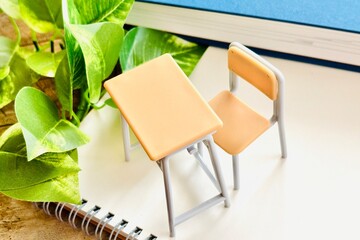 机と学校のイメージ