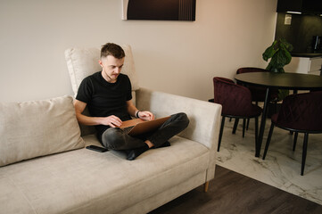 Obraz premium Young busy stressed business trader, analyst man looking at laptop monitor reading bad new on financial market working in home office. Investor broker analyzing indexes, trading online investment data