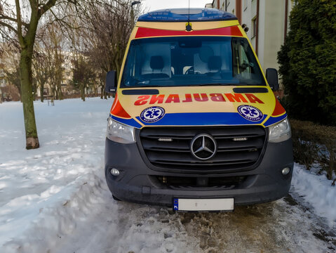 Polska, Ostrowiec Świętokrzyski, 16 stycznia 2026, 13:08. Ambulans Mercedes z Państwowego Ratownictwa Medycznego . Pojazd zaparkowany na zaśnieżonej ulicy przed blokiem mieszkalnym.