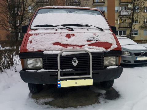 Polska, Ostrowiec Świętokrzyski, 1 stycznia 2026, 14:48. Czerwony Renault &ndash; kanciasty, zabytkowy samoch&oacute;d dostawczy. Pojazd charakteryzuje się kanciastą konstrukcją, typową dla starszych samochod&oacute;w .