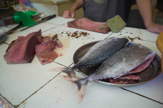 Fresh fish and poultry in a traditional Yemeni market during Ramadan preparations.