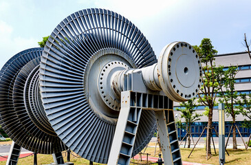 The low-pressure cylinder rotor of a steam turbine, the core rotating component of the steam turbine. © jeson