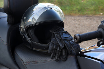 Fototapeta premium Motorradhelm und Handschuhe sorgen für Sicherheit beim Motorsport. Motorradfahren mit Schutzausrüstung