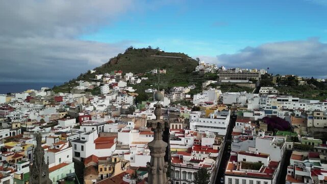 Arucas - Gran Canaria - Hiszpania - pięknie położona miejscowość z niesamowitym czarnym kościołem nagrana z powietrza, piękne ujęcia