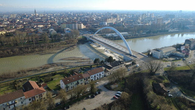 Il ponte Meier, il fiume Tanaro e la citt&agrave; di Alessandria dal drone, Piemonte - Italia