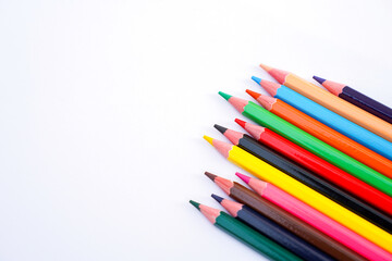 Fototapeta premium a collection of colored pencils arranged diagonally on a white background