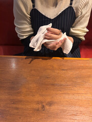 おしぼりで手を拭く