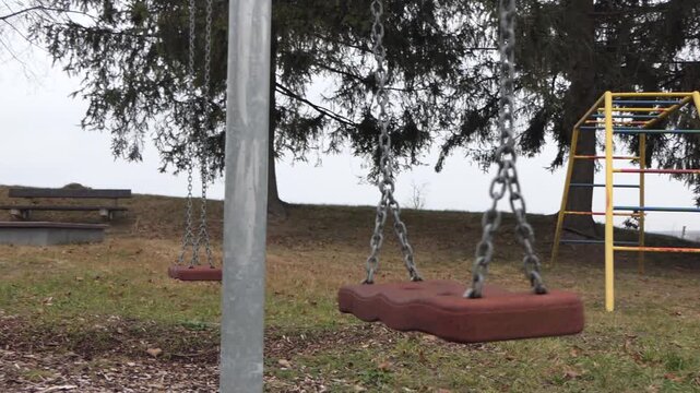 leere Schaukel auf einem Kinderspielplatz