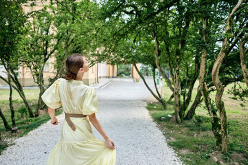 Obraz premium Woman dress park back authenticity inclusivity